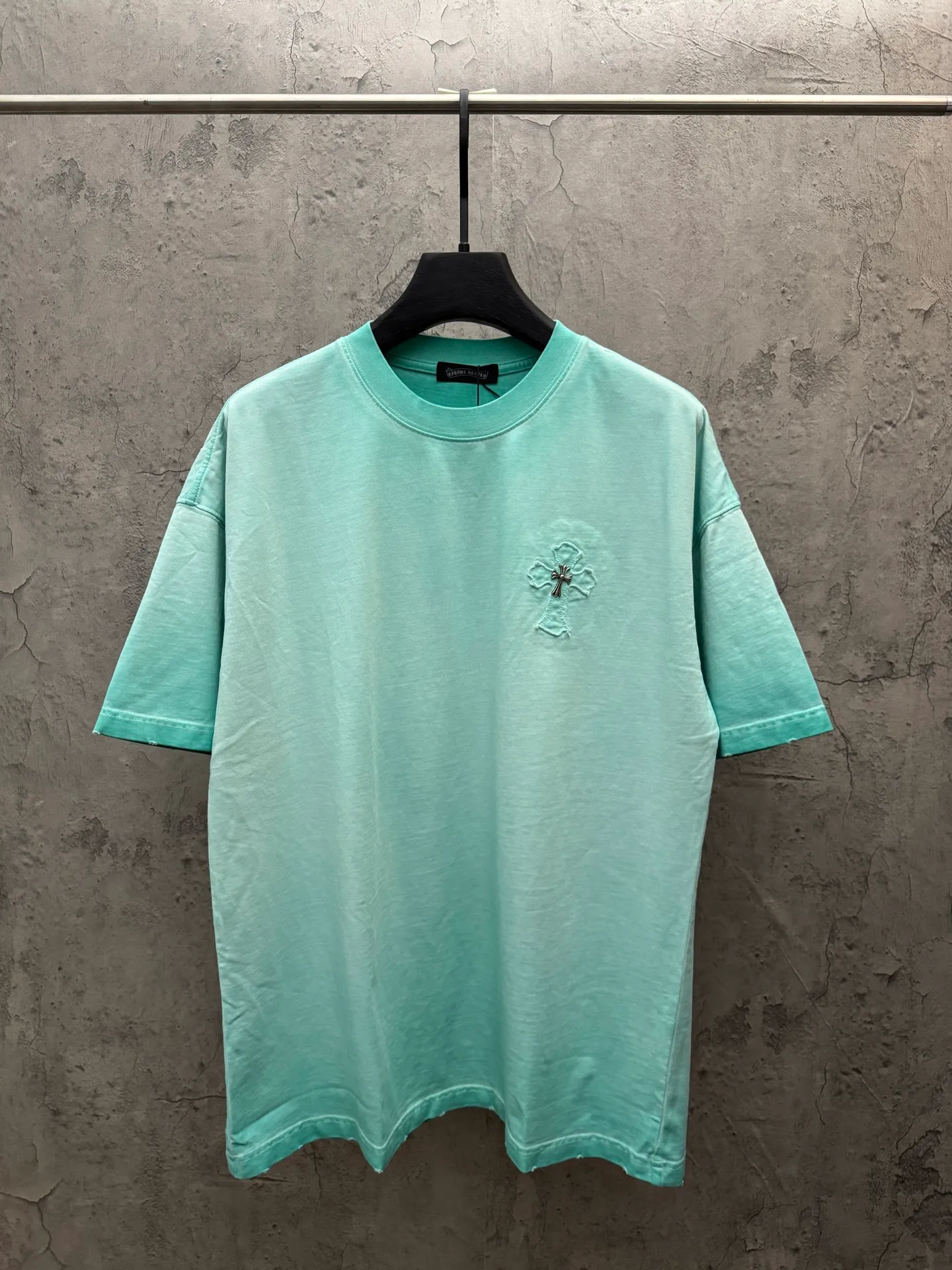 P200 top version, real shot without P, ​​different from market currency) 𝗖𝗵𝗿𝗼𝗺𝗲 𝗛𝗲𝗮𝗿𝘁𝘀/Croxin 2026 spring new original single counter American laser burnt patch embroidered couple short sleeves 👑The highest version! Customized fabric 330g, washed and fried. Best-selling model at the counter. Very comfortable to wear. Accessories: Original molded and authenticated collar label➕100% silk wash label. Genuine purchase-grade original hangtag➕matching hanging rope➕3D hanging beads➕original packaging bag. Craftsmanship: The original version has consistent wiring! The highest version of the armhole matching technique! Color: Khaki Black Rose Red Light Blue Purple Size: S M L XL Style Number: 26-2002